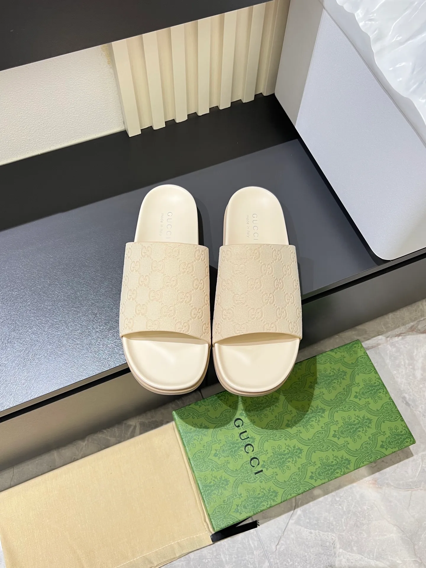 Men's Men's Shoes 💰p320 "GUCC＊" These slippers are made of GG polyester and feature a Gucci label on the front, adding a bold logo feel to the style. "Gucci Made in Italy" stamped label Rubber sole. Size 38-44
